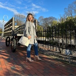Meet your Posher, Yessly
